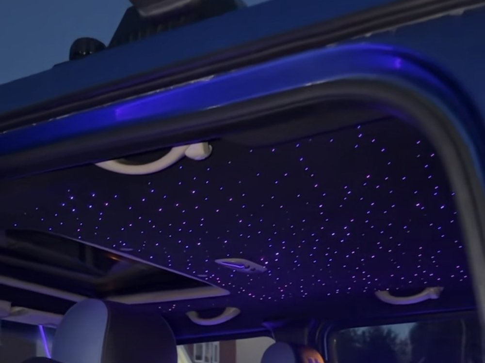 Fibre-optic starlight headliner installed in a car roof